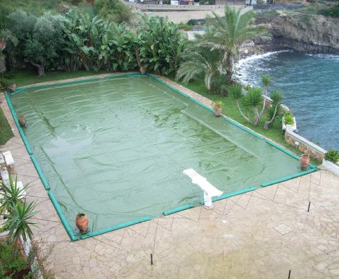 Progetti realizzati 1 - Copertura Invernale per piscina GEOCOVER PLUS 240 gr/m² con bretelle porta salsicciotti