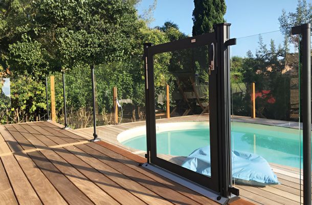 Progetti realizzati 6 - Recinzione di sicurezza per piscina in vetro e alluminio CRYSTAL SHIELD SP03