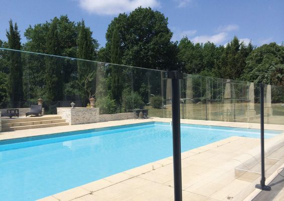 Progetti realizzati 7 - Recinzione di sicurezza per piscina in vetro e alluminio CRYSTAL SHIELD SP03