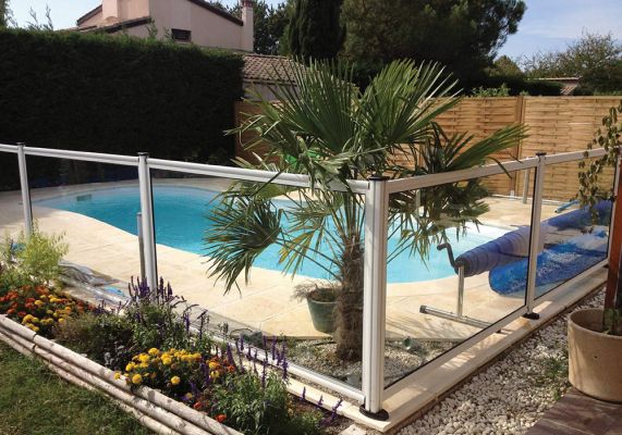 Progetti realizzati 3 - Recinzione di sicurezza per piscina in vetro e alluminio CRYSTAL SHIELD SP01