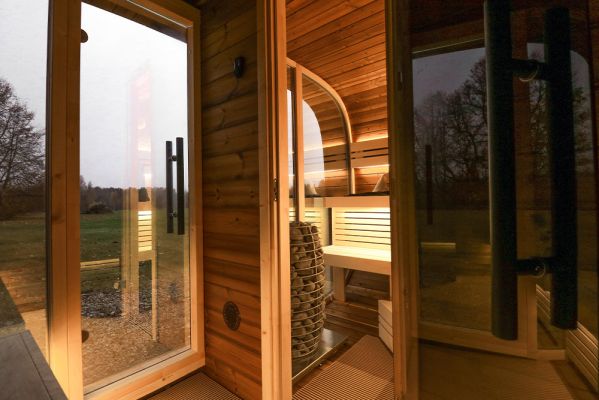 Progetti realizzati 17 - Sauna finlandese da esterno ROUND CUBE DOUBLE MIRROR 5 posti
