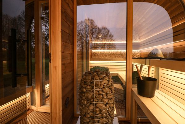 Progetti realizzati 18 - Sauna finlandese da esterno ROUND CUBE DOUBLE MIRROR 5 posti