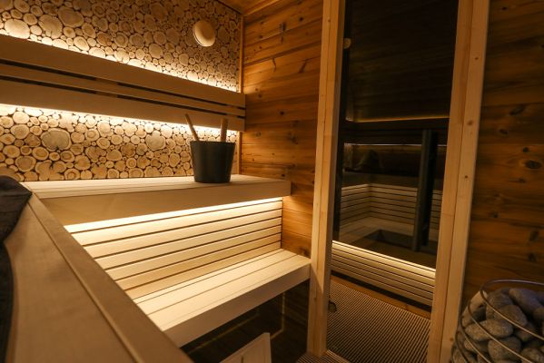 Progetti realizzati 19 - Sauna finlandese da esterno ROUND CUBE DOUBLE MIRROR 5 posti