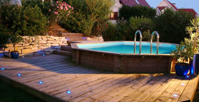 piscina in legno con decking