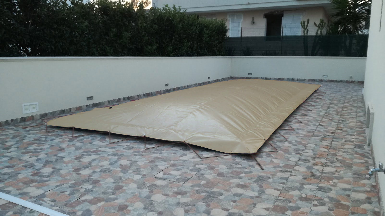 Copertura Invernale di sicurezza per piscina PolartexÂ® AIRCOVER con occhielli e corda elastica