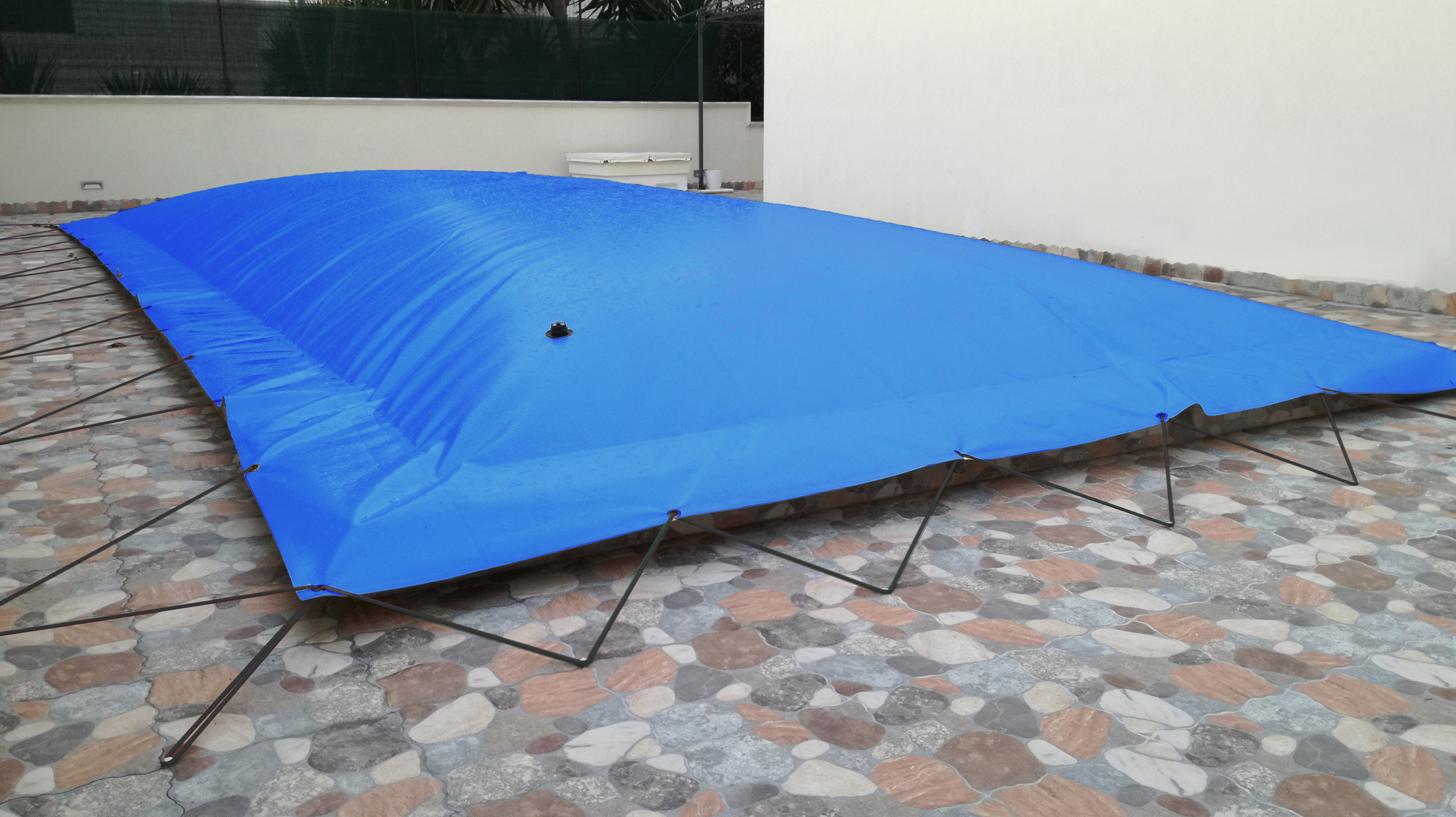 Copertura Invernale di sicurezza per piscina PolartexÂ® AIRCOVER con occhielli e corda elastica