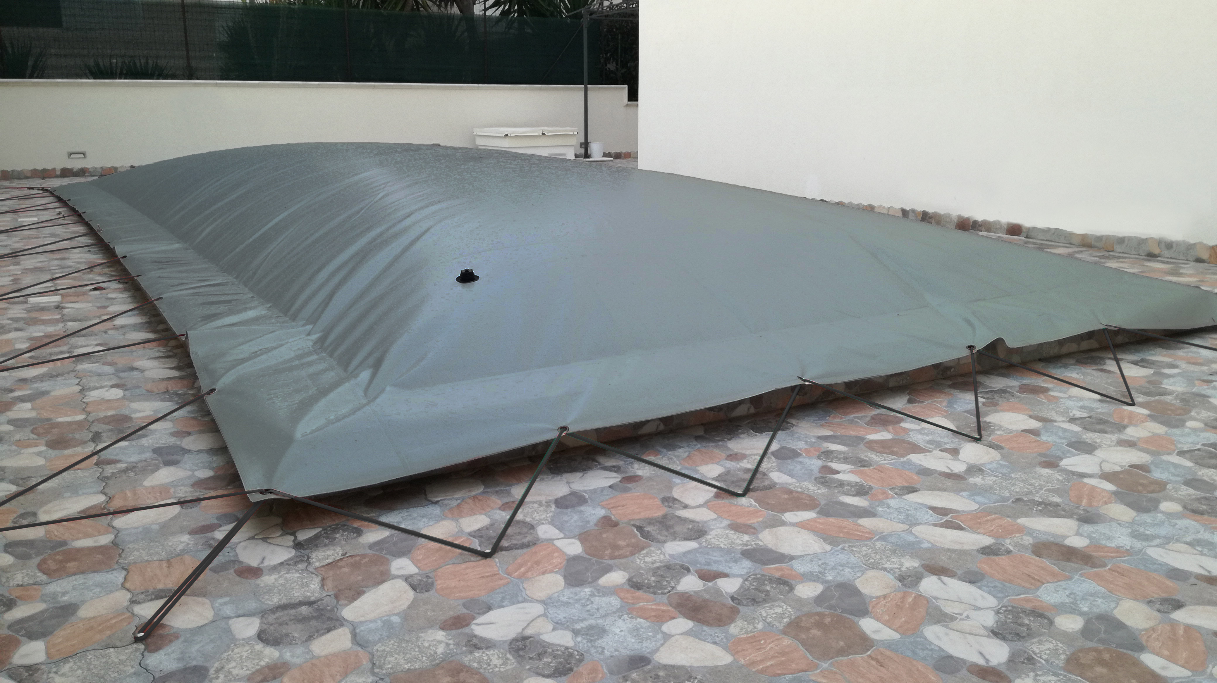 Copertura Invernale di sicurezza per piscina PolartexÂ® AIRCOVER con occhielli e corda elastica