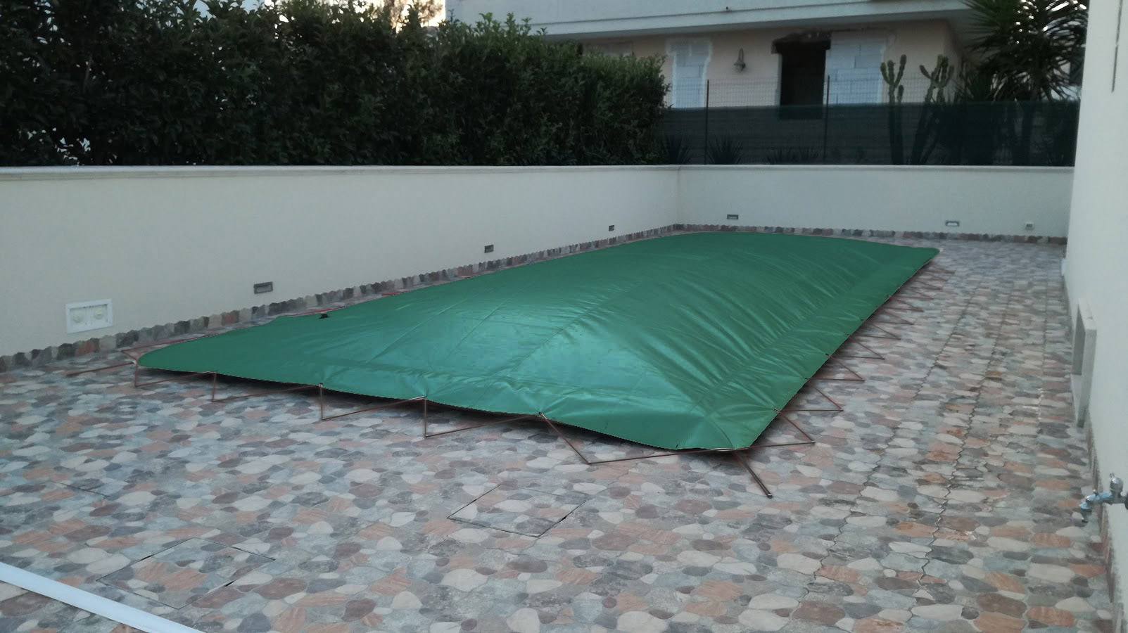 Copertura Invernale di sicurezza per piscina PolartexÂ® AIRCOVER con occhielli e corda elastica