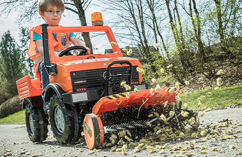 Camioncino a pedali per bambini Unimog Mercedes-Benz con spazzolatrice