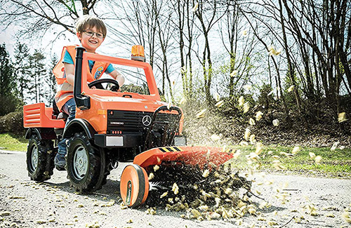 Camioncino a pedali per bambini Unimog Mercedes-Benz con spazzolatrice