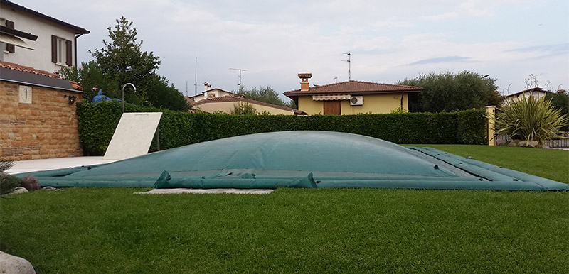 Copertura Invernale di sicurezza per piscina PolartexÂ® AIRCOVER con bretelle porta salsicciotti