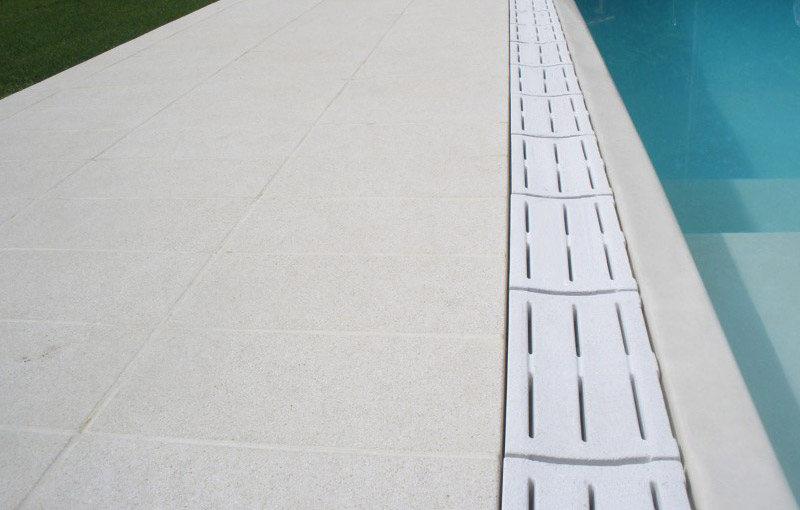 Griglia in pietra ricostruita per bordo sfioratore Bianco sabbiato antiscivolo per piscina