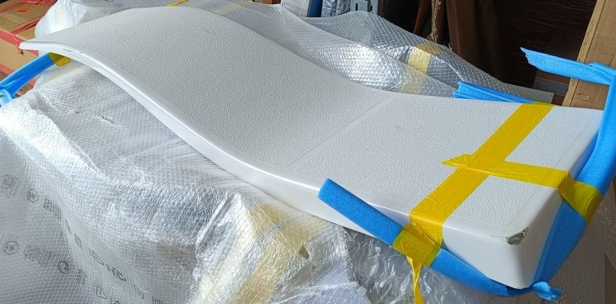 Trampolino delfino bianco danneggiato