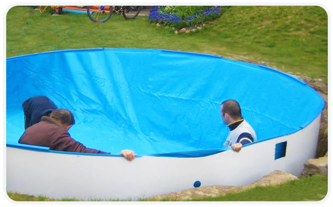 Installazione liner di una piscina in lamiera d'acciaio