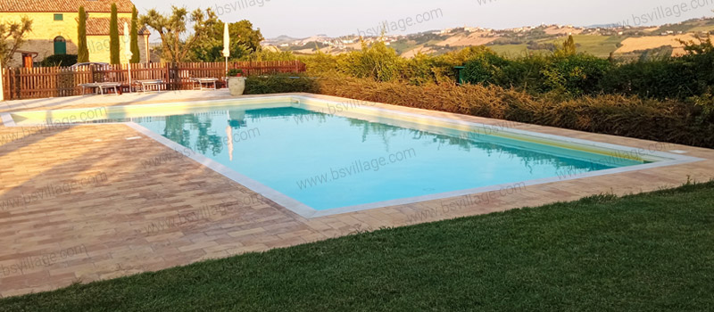 Piscina interrata in pannelli d'acciaio Italika con scala recessa ad L