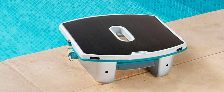 Pulitore automatico per piscina a energia solare Dolphin Skimmi