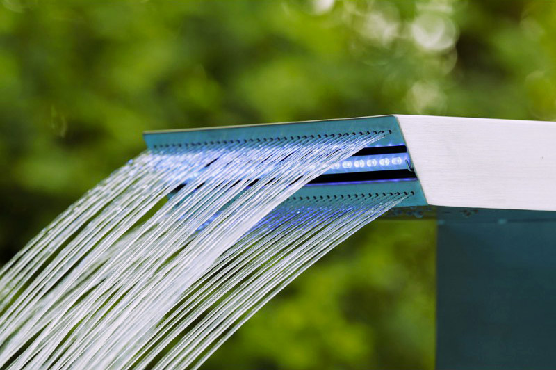 cascata a mezzaluna per piscina