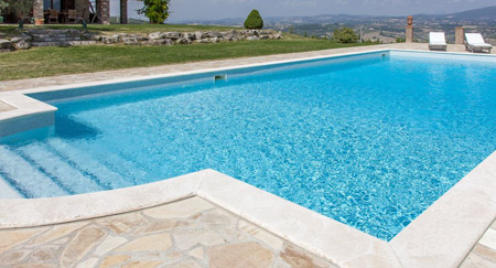 Piscina con scala romana in cemento armato BSVillage