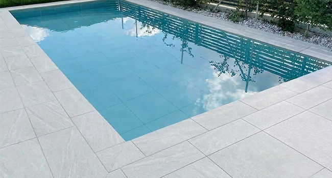 Bordo per piscina in gres SARZANO colore Beige con finitura civetta