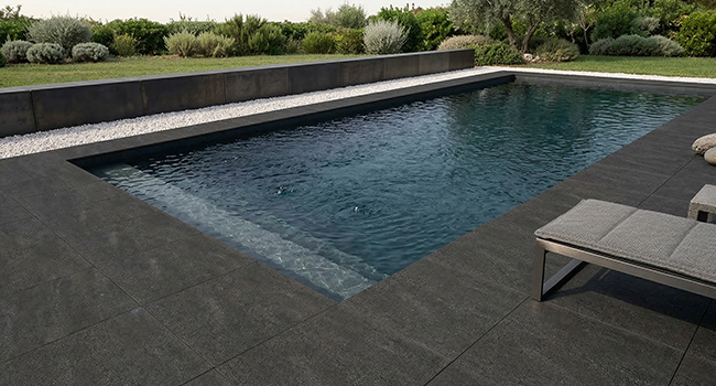 bordo piscina SARZANO in gres con finitura CIVETTA colore NERO
