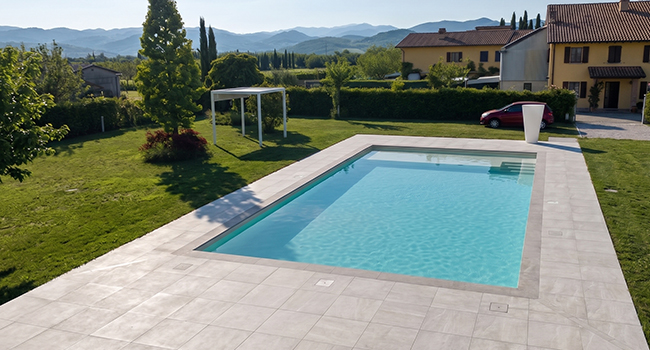 bordo piscina SARZANO in gres con finitura STANDARD colore GRIGIO