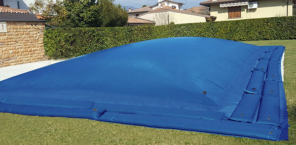 Copertura Invernale di sicurezza per piscina PolartexÂ® AIRCOVER con bretelle porta salsicciotti