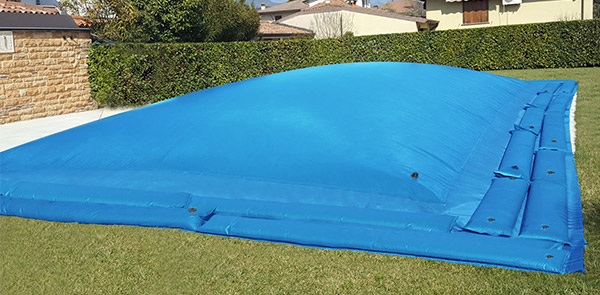 Copertura Invernale di sicurezza per piscina PolartexÂ® AIRCOVER con bretelle porta salsicciotti