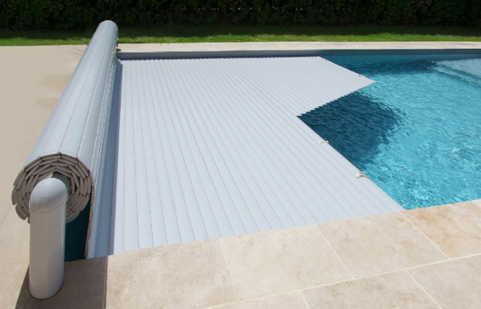 Copertura a tapparella di sicurezza fuori acqua OPEN CLASSIC per piscine rettangolari