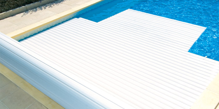 Copertura a tapparella di sicurezza PolartexÂ® per piscine rettangolari con scala recessa