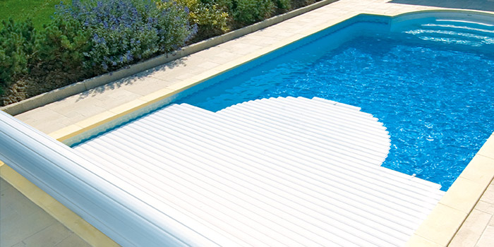 Copertura a tapparella di sicurezza PolartexÂ® per piscine rettangolari con scala romana