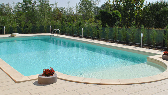 Piscina interrata in pannelli d'acciaio Italika con scala romana