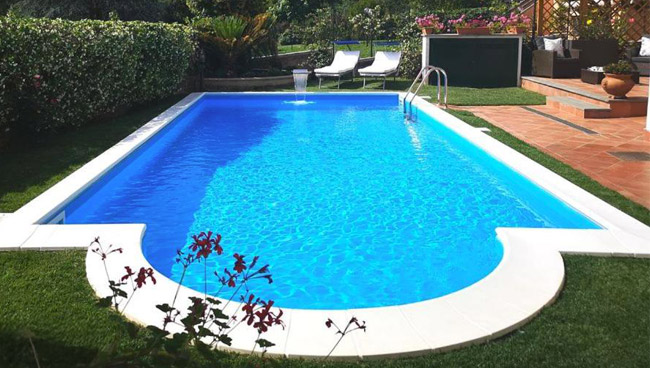 Piscina interrata in pannelli d'acciaio Italika con scala recessa