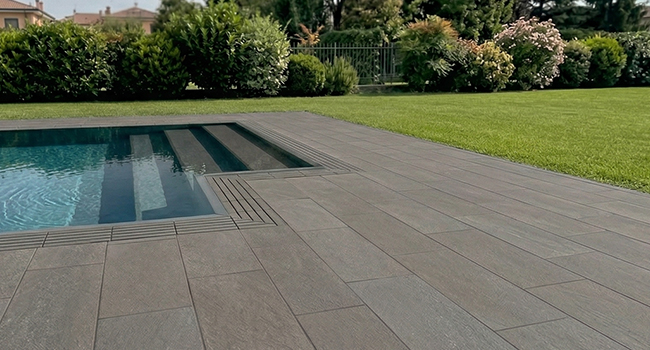 Bordo per piscina in gres SARZANO colore Beige con finitura toro