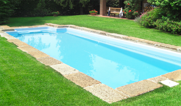 Piscina interrata rettangolare in vetroresina monoblocco con scala romana
