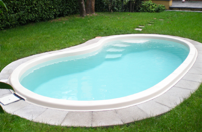 Piscina in vetroresina interrata a fagiolo