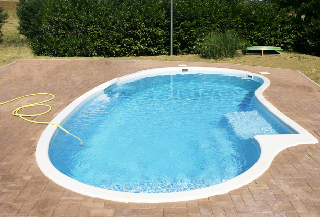 Piscina interrata in vetroresina a fagiolo