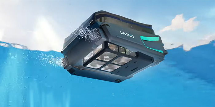 Pulitore di superficie per piscine F1 in azione