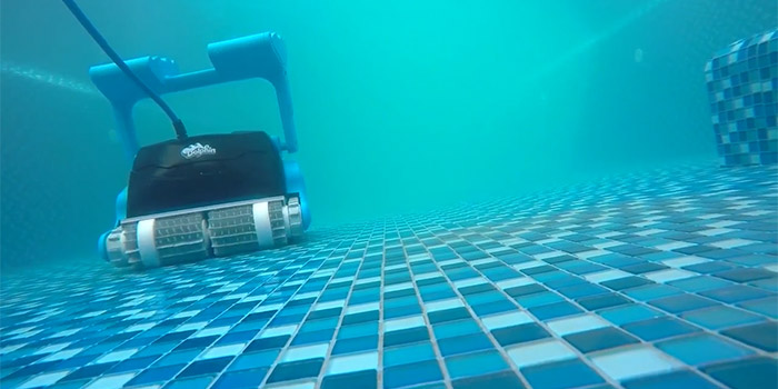 Robot piscina Dolphin F 50 by Maytronics