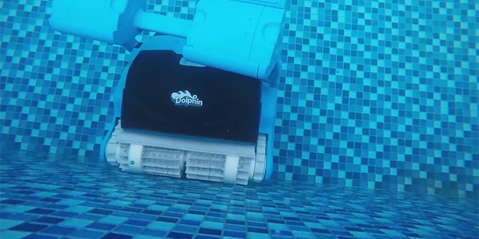 Robot piscina Dolphin F 50 by Maytronics