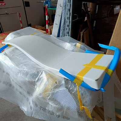 Trampolino delfino bianco danneggiato