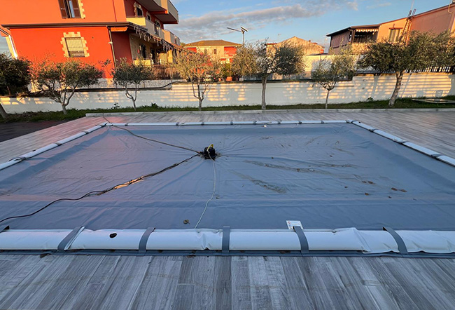 Copertura Invernale per piscina WINCOVER GRIGIA 260 gr/m² con bretelle porta salsicciotti Copertura Invernale per piscina WINCOVER GRIGIA 260 gr/m² con bretelle porta salsicciotti
