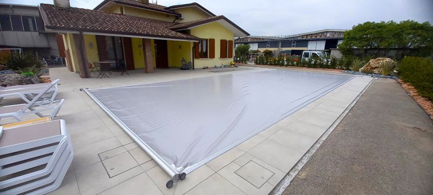 Progetti realizzati 8 - Copertura di Sicurezza per piscina Polartex® 4 SEASONS MIDDLETRACK automatica