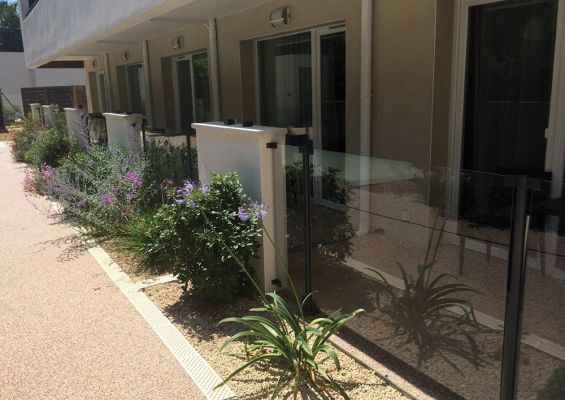 Progetti realizzati 9 - Recinzione di sicurezza per piscina in vetro e alluminio CRYSTAL SHIELD SP03