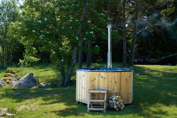 Progetti realizzati 1 - Tinozza idromassaggio in legno e vetroresina ATENA 1,80 x 1,80 m con stufa esterna