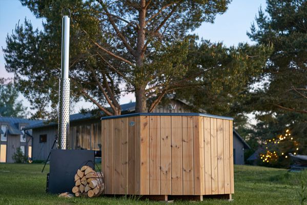 Progetti realizzati 3 - Tinozza idromassaggio in legno e vetroresina ATENA 1,80 x 1,80 m con stufa esterna