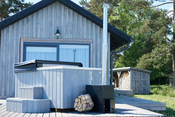 Progetti realizzati 6 - Tinozza idromassaggio in legno e vetroresina NEMO 2,00 x 1,70 m con stufa esterna