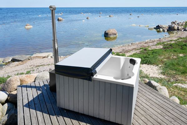 Progetti realizzati 7 - Tinozza idromassaggio in legno e vetroresina NEMO 2,00 x 1,70 m con stufa esterna